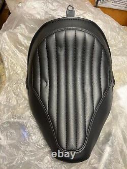 Harley-Davidson Solo Seat Softail Slim FLS Blackline FXS 52000031A Tuck & Roll